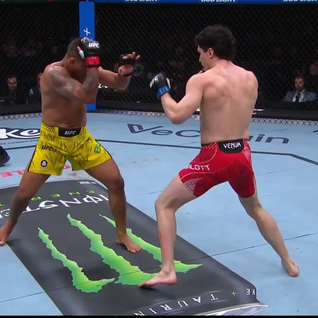 🇨🇦 #UFCWinnipeg ana maçında Mike Malott, üçüncü rauntta Gilbert Burns’ü nakavt ediyor!
