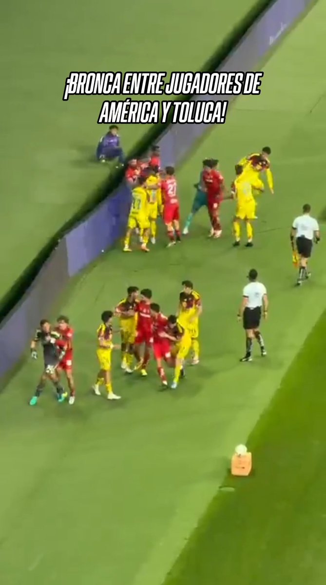 😱 ¡El partido se salió de control! Luego de la expulsión de Helinho, jugadores de América y Toluca tuvieron un conato de bronca.