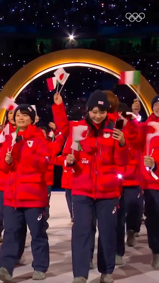 #ミラノ・コルティナ2026 開会式、日本代表の入場です😆 日本の国旗と開催国イタリアの国旗を持って入場する姿が話題に🇯🇵🇮🇹 #オリンピック