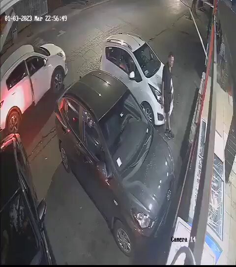 They wanted to rob him, but... a plainclothes policeman prevented the attack: the criminal was hospitalized in serious condition.