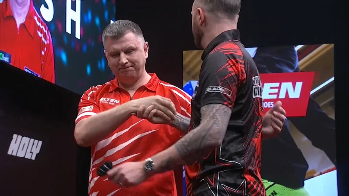 RATAJSKI POWERS ON! ๐ฆ
Krzysztof Ratajski is the first player to confirm his spot in tonight's quarter-finals in Sindelfingen. The Polish Eagle took out a superb 112 checkout to seal a 6-2 victory over Joe Cullen! ๐บ #ET5