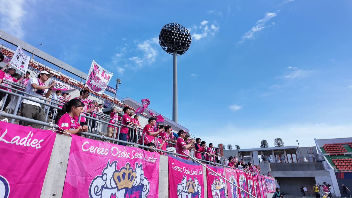 選手を信じ、後押しを続けた #セレッソ大阪ヤンマーレディース サポーター🌸 試合後も前向きな声援を送り続けました。 🏆 2025/26 WEリーグ クラシエカップ 準決勝 第2戦 🆚 RB大宮アルディージャWOMEN vs セレッソ大阪ヤンマーレディース 🔢 1-3 (2戦合計：6-4) #WEリーグ #女子サッカー