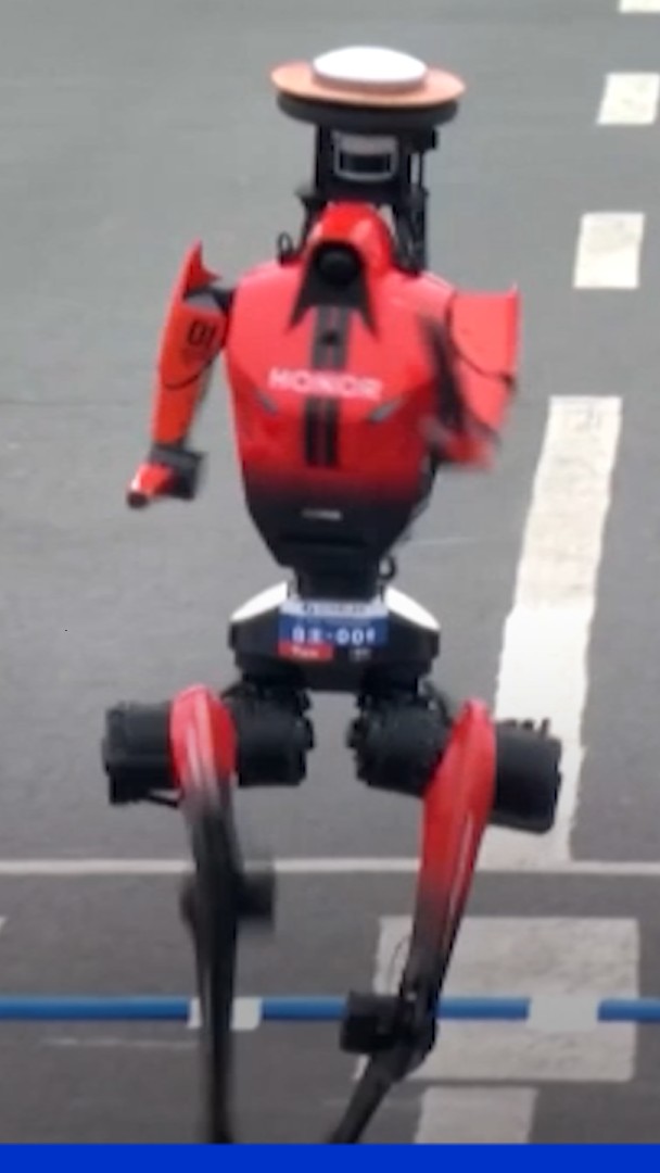 🤖 Des robots humanoïdes battent le record du monde humain du semi-marathon à Pékin ➡️ Le robot champion a signé un temps de 50 minutes 26 secondes