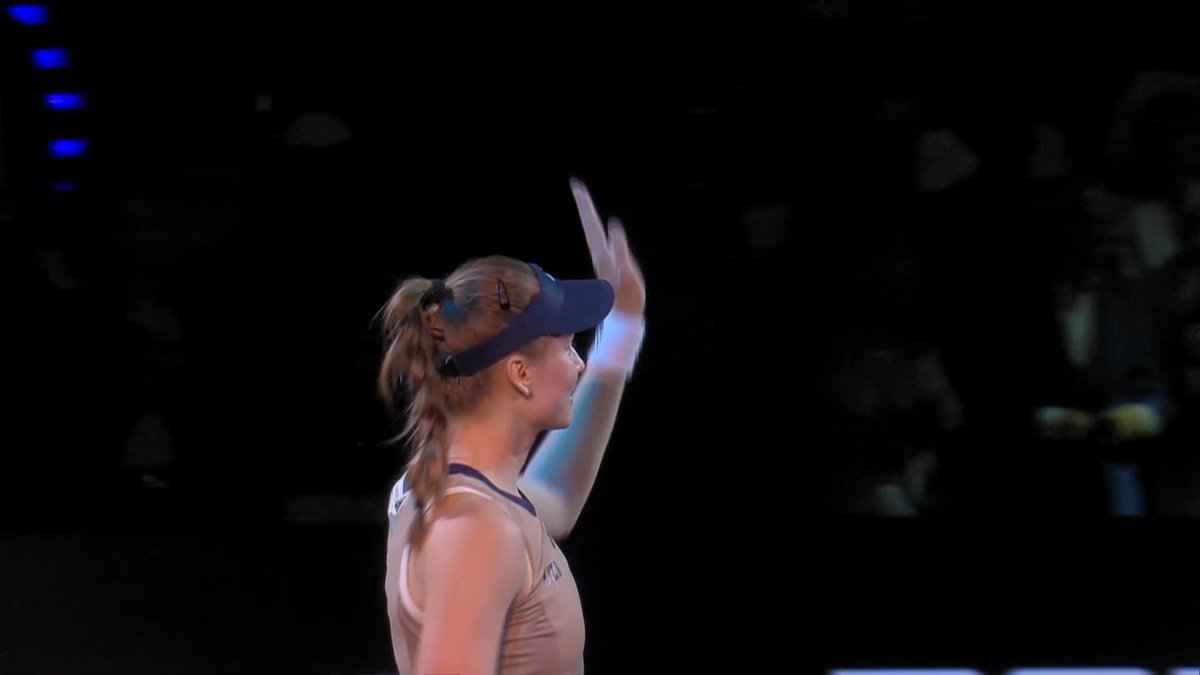 😂 El gran festejo de Elena Rybakina tras consagrarse campeona en Stuttgart. Iconica celebración.