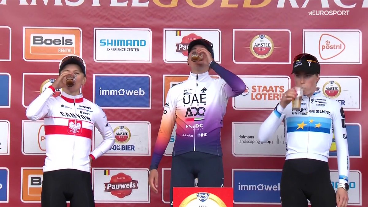 🚴🇳🇱 | Paula Blasi blijkt bekend met de traditie op het podium en tikt een vaasje Amstel weg! 🍻🍻 #AGR26 Wielrennen 👀 HBO Max