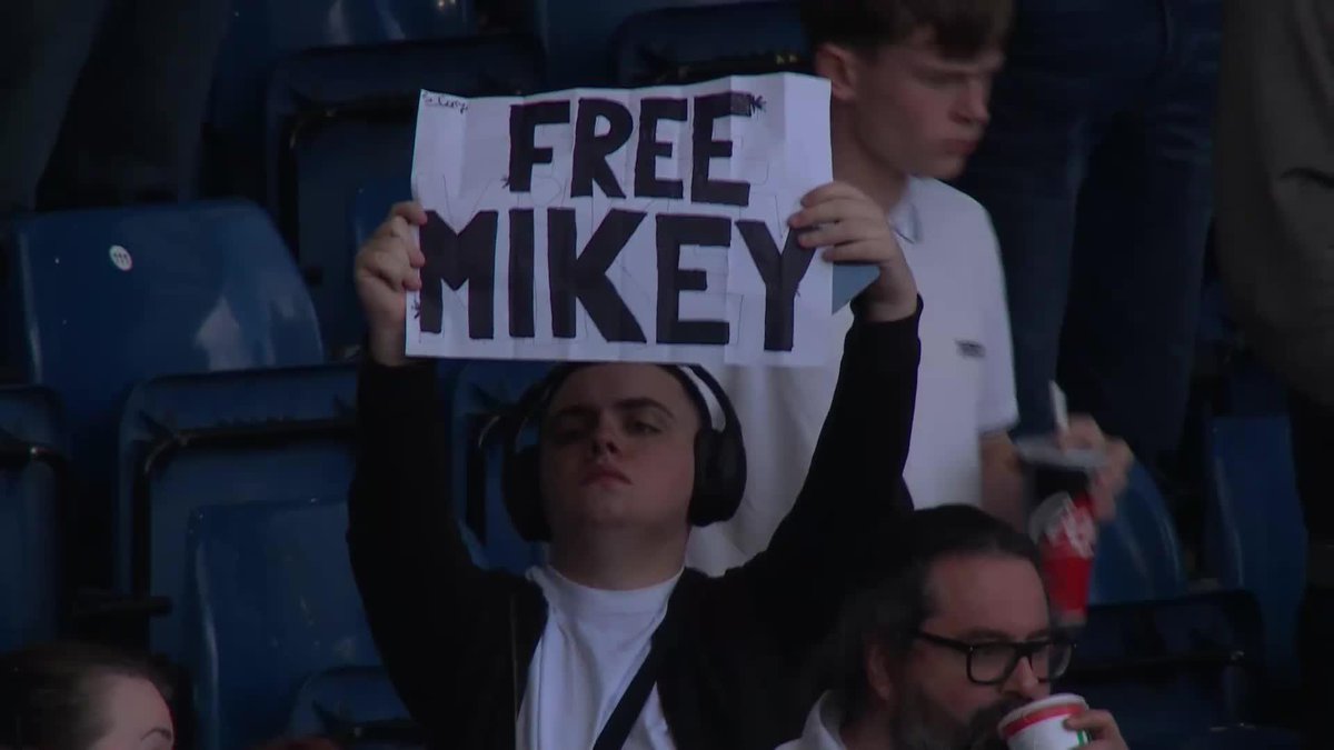 Support for Michael Stewart from the St. Mirren fans, but Mulgrew Pitch to Par isn't buying it 😂 "I cannot believe he's paid someone to put a sign up for him at Hampden!" 🗣️