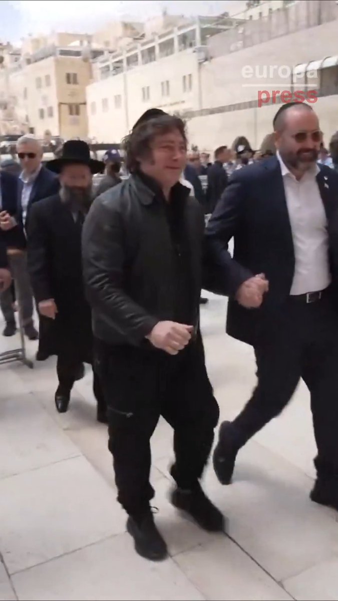 Javier Milei rompe a llorar frente al Muro de las Lamentaciones en su visita a Jerusalén