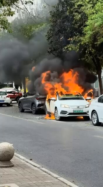 4月19日，河南郑州电车自燃🔥 #郑州 #电车 #自燃 这是哪家电车？避雷一下哦！