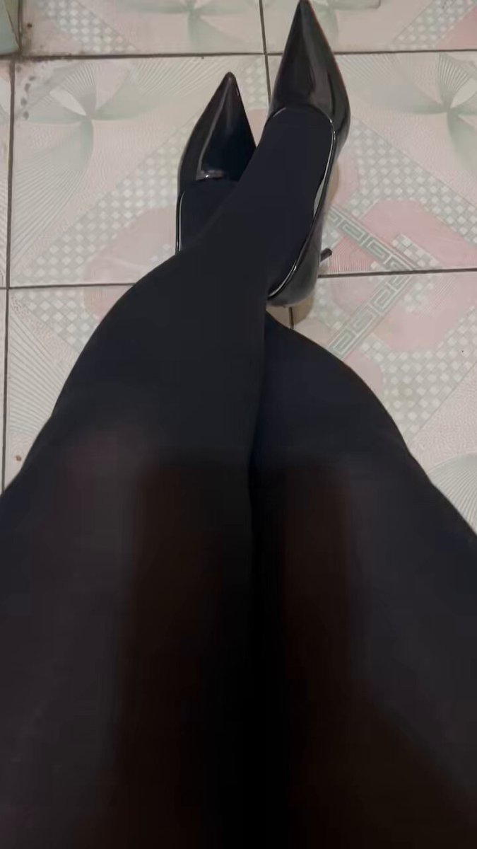 贱狗 把负心女王的黑丝大脚舔干净哦 舔不干净踹废你狗篮子哦 一群狗杂种 想被亲妈调教 成品视频 定制加主页v #黑丝 #玉足 #亲妈 #女神 #女s #女王 #粗口