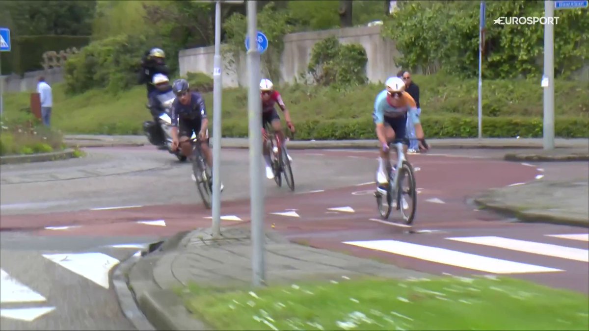 🚴🇳🇱 | De Nederlandse rotondes zijn niet voor alle renners even makkelijk... 😅😅 #AGR26 Wielrennen 👀 HBO Max