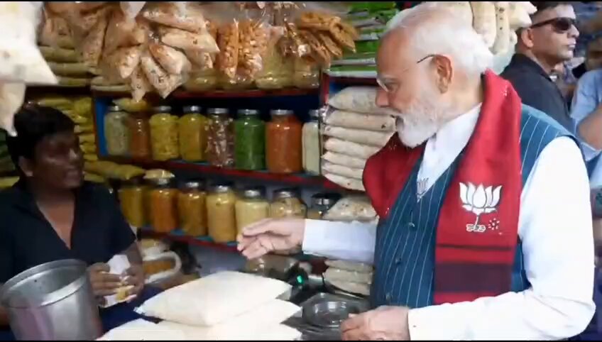 Faces of children lit up when PM Modi shared his jhalmuri with them 😁