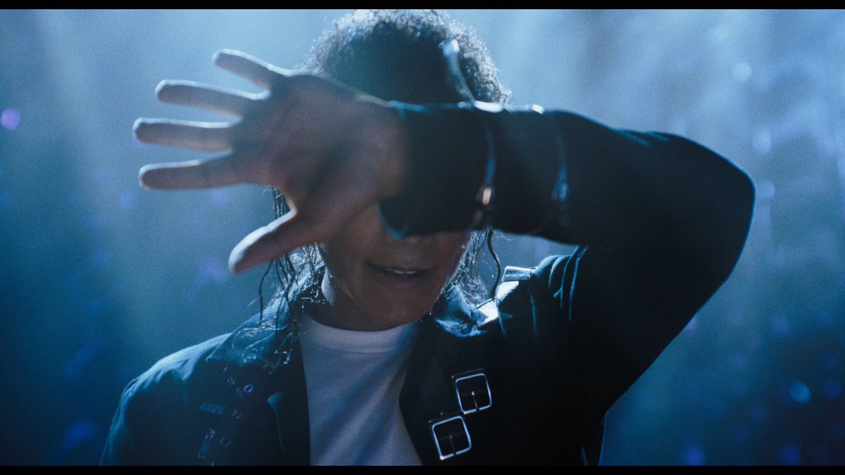 Get movin' and moonwalkin' in #4DX. Motion, wind, water, scent and more immersive environmental factors pull you into this iconic story of the King of Pop 🕺 Experience every element of it. Only at Cineworld, April 22.