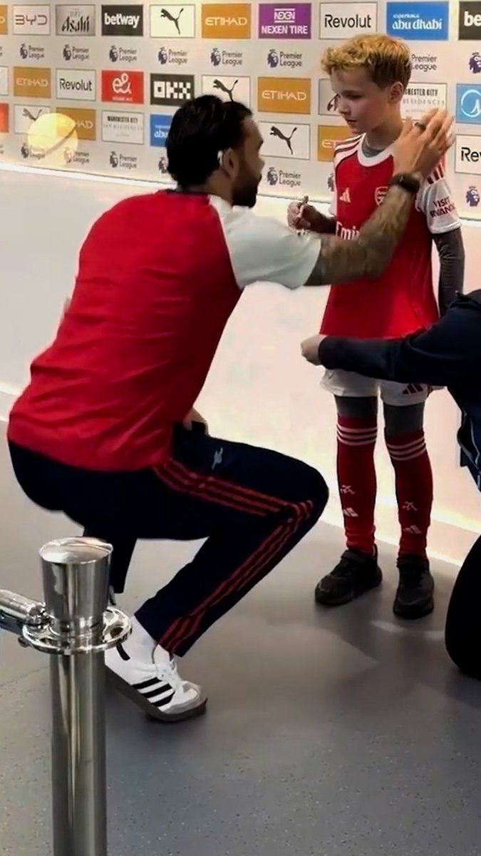 The Arsenal squad stopping to sign a young fan’s shirt upon their arrival at the Etihad Stadium this afternoon. ❤️✍️ 🎥 Stan Sport Football