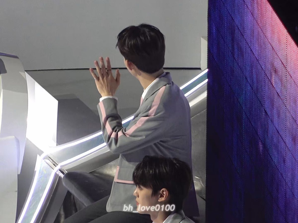 this new angle of hao crying even harder after bin told him “it (center) suits you well!” 🥹🥹🥹🥹