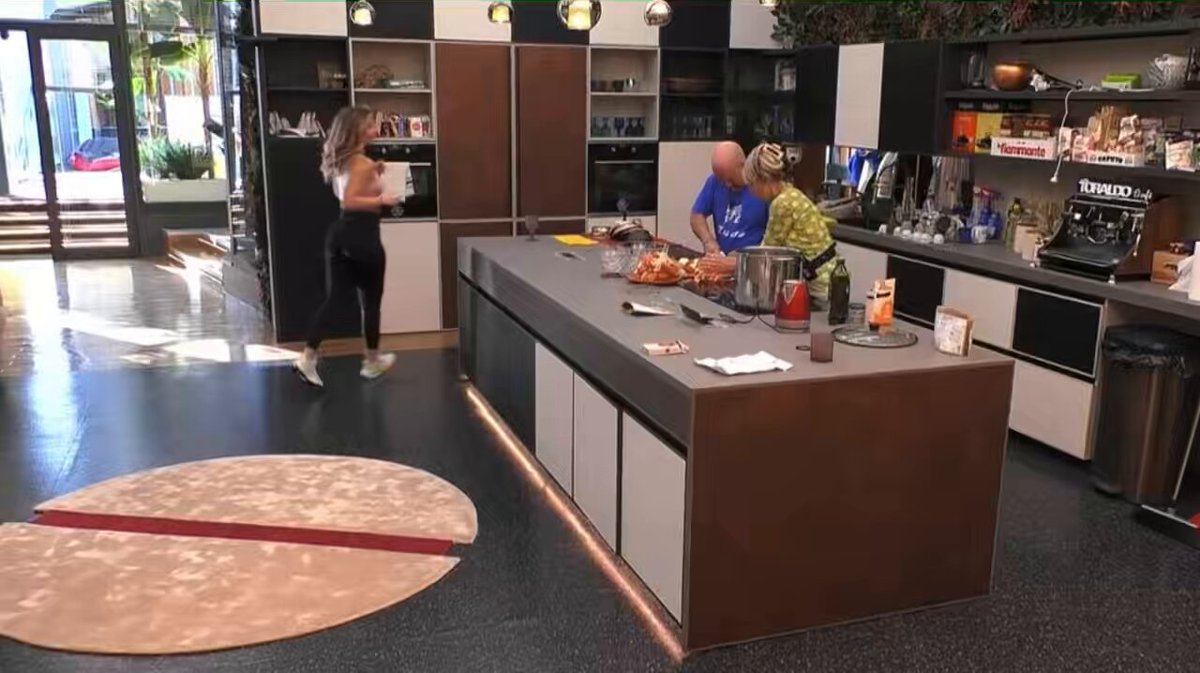 #GFVIP Lucia che vuole prendere il contapassi di Berry così lui che cucina non rimane indietro, ma quanto è patata la nostra bambulosa ♥️
