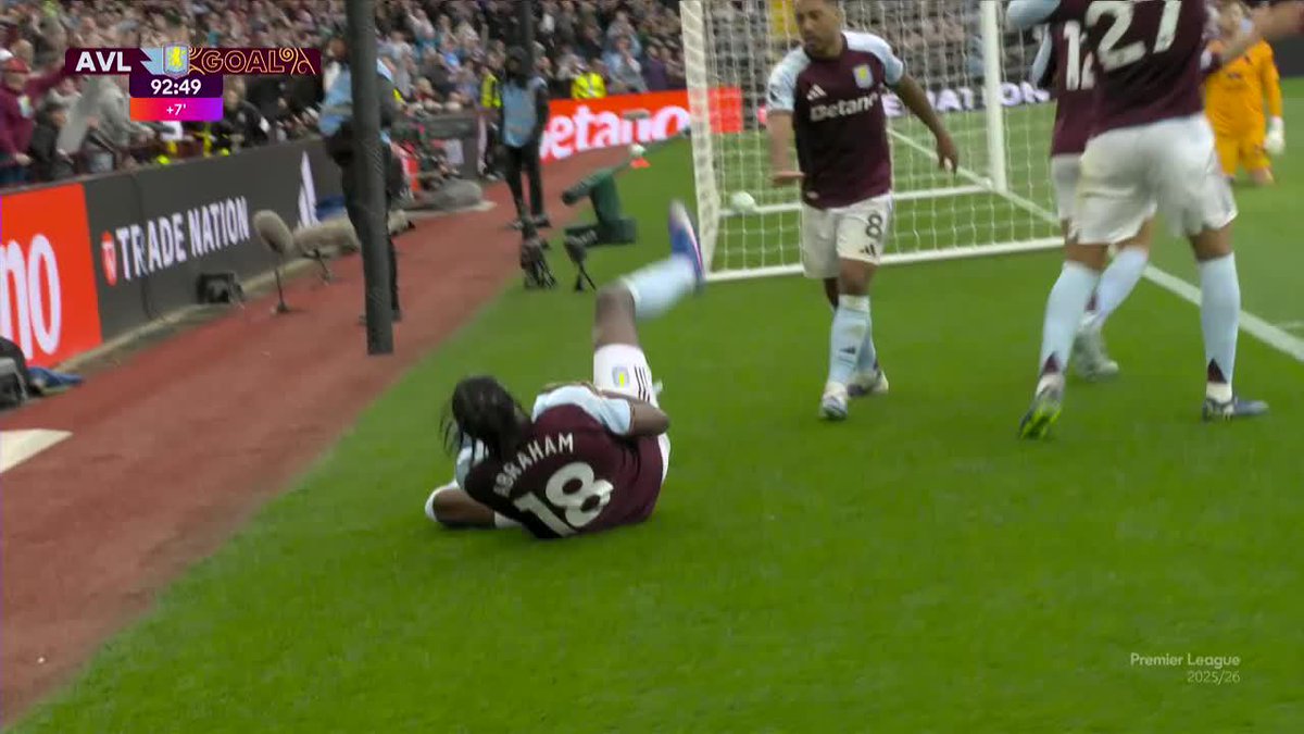 Miren cómo explota la tribuna de Aston Villa detrás del arco en el gol agónico de Tammy Abraham… Locura. 🥶