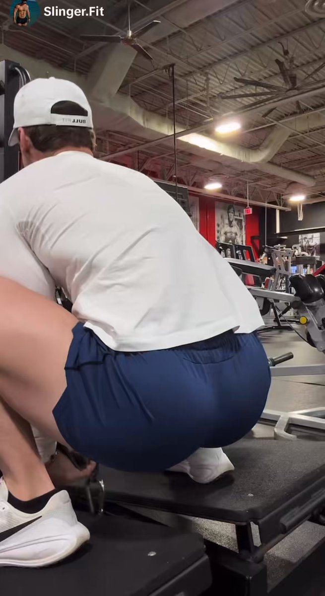 O influencer fitness, Brendon Islinger, mostra como executar um bom agachamento. Importante: não use cueca.
