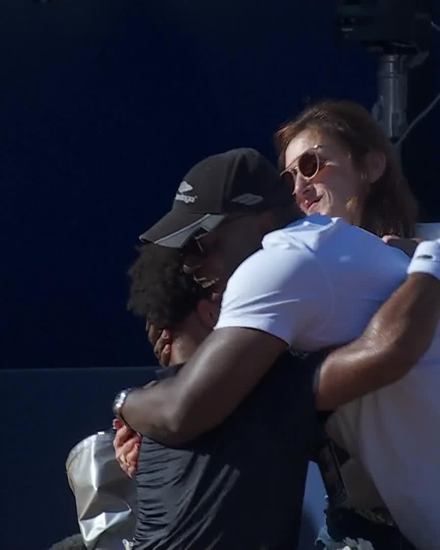 Arthur Fils immediately walked over to hug his mom and dad after winning the title in Barcelona. The first Frenchman to win it since 1985. Proud day for this family. 🇫🇷🥹