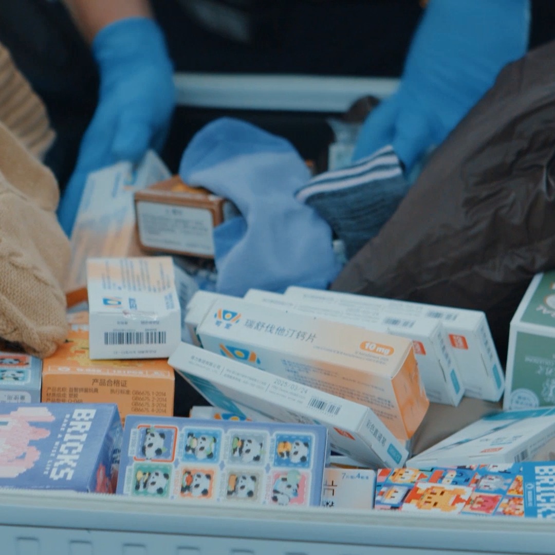 A woman's items in his luggage raise concern... and his explanation points to possible marriage fraud 😯 Uncover the full story on #Contraband: Seized at the Airport, Monday at 8P on Discovery.