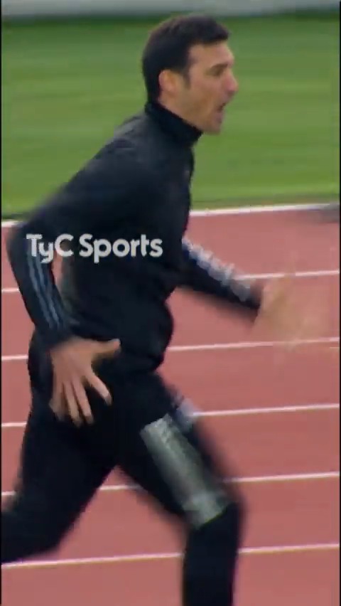 me recordó a este, que gracioso que un tipo que vio los penales contra francia sin hacer ni un gesto haya gritado así ese gol de mierda a bolivia, el tipo realmente sabía que se estaba jugando su trabajo