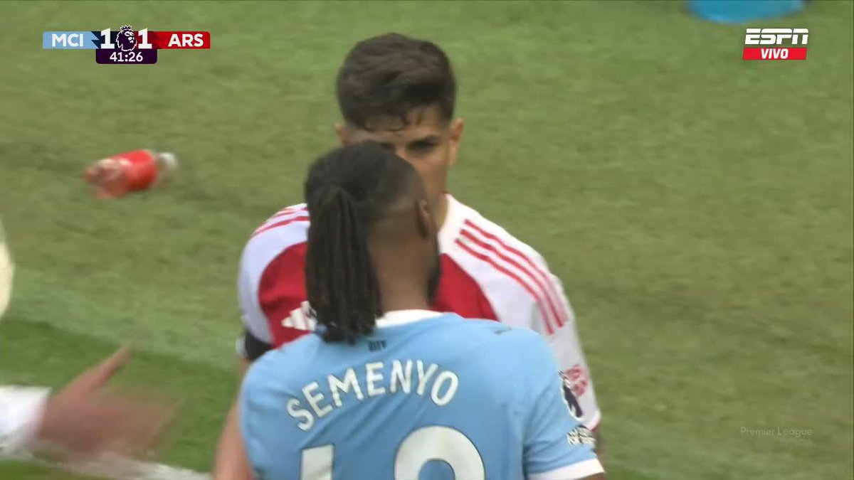 ¡PRESIONE, PIERO, PRESIONE! Tremendo cierre de 🇪🇨 Piero Hincapié para negarle el gol a Antoine Semenyo y salvar al Arsenal. ▶️ Mira la 🏴 #PremierLeague en el Plan Premium de #DisneyPlus