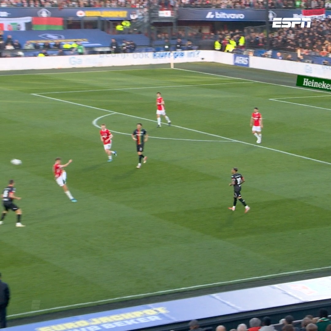 ✨ Peer Koopmeiners met een 𝐬𝐮𝐛𝐥𝐢𝐞𝐦𝐞 𝐬𝐭𝐢𝐟𝐭, AZ op rozen 👏 #aznec