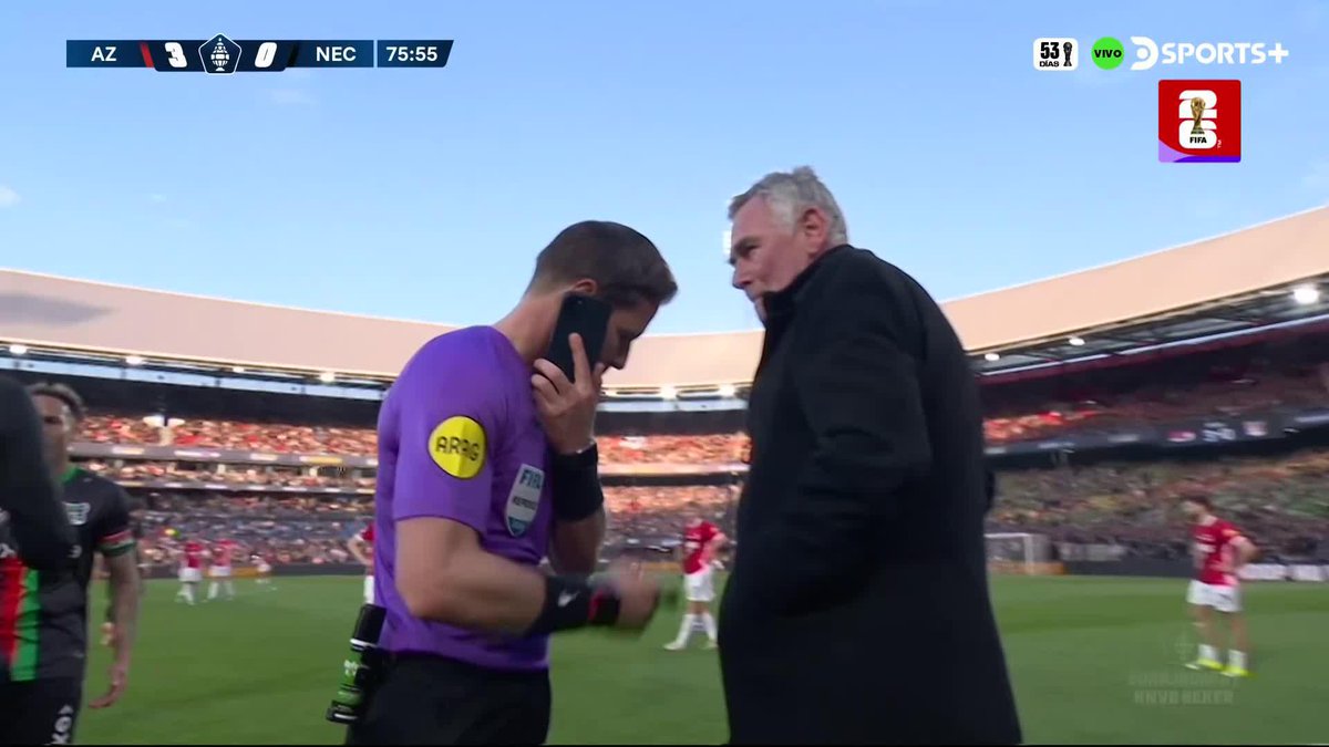 INSÓLITO MOMENTO Al árbitro le AVISARON POR CELULAR que debía frenar el encuentro entre AZ y NEC Nijmegen por cantos racistas. #CopaDePaísesBajosEnDSPORTS