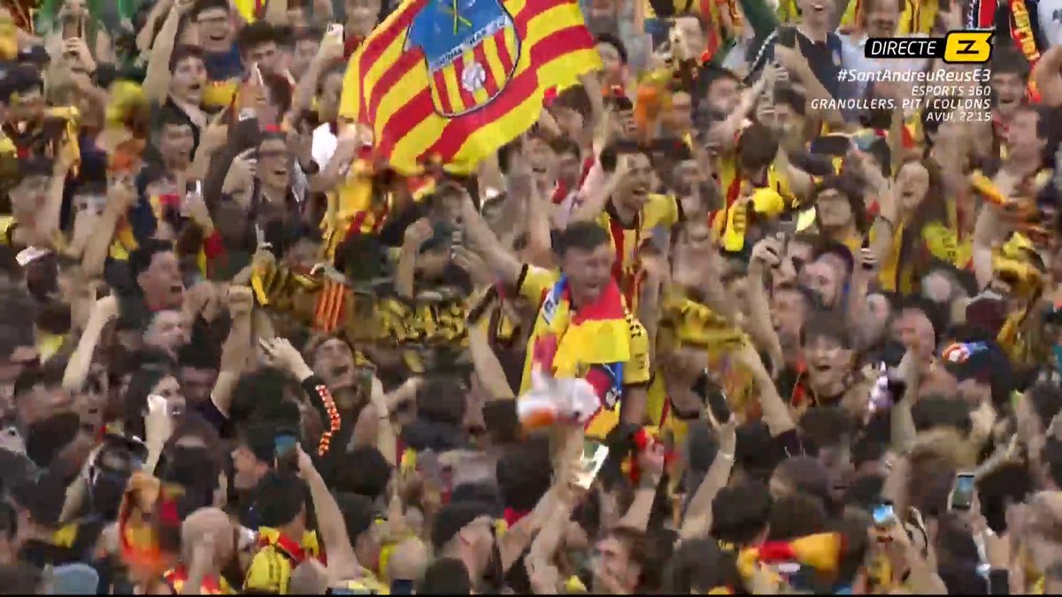 🎉 El Narcís Sala és una festa! 🤩 Jugadors i aficionats celebren l’ascens sobre la gespa! #SantAndreuReusE3 ▶️