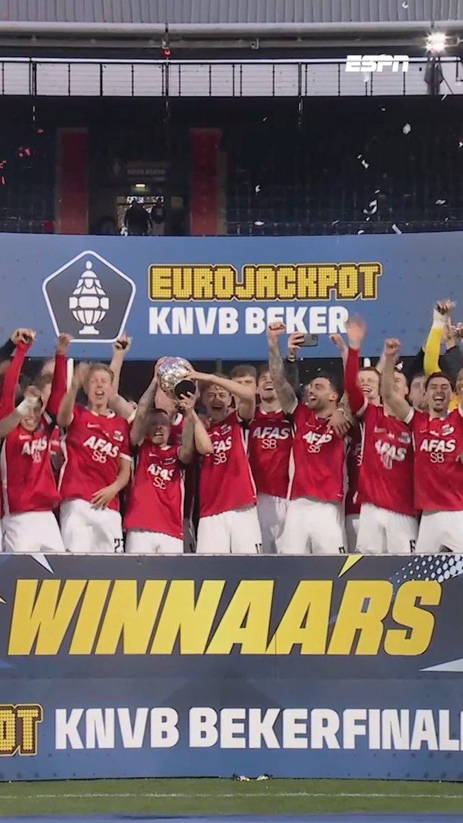 AZ krijgt de beker na een 'schijnbeweging' uitgereikt van Max Huiberts ๐๐ #aznec