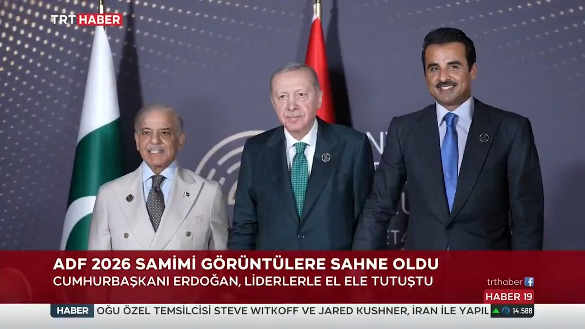 🔹Cumhurbaşkanı Erdoğan, liderlerle el ele tutuştu. 🔹Ahmed Şara, Londra'da su şişesini açamadığı olaya gönderme yaptı. 🔹KKTC ve BM bayrakları ilk kez yan yana koyuldu. 3 gün süren Antalya Diplomasi Forumu, samimi görüntülere sahne oldu. #ADF2026