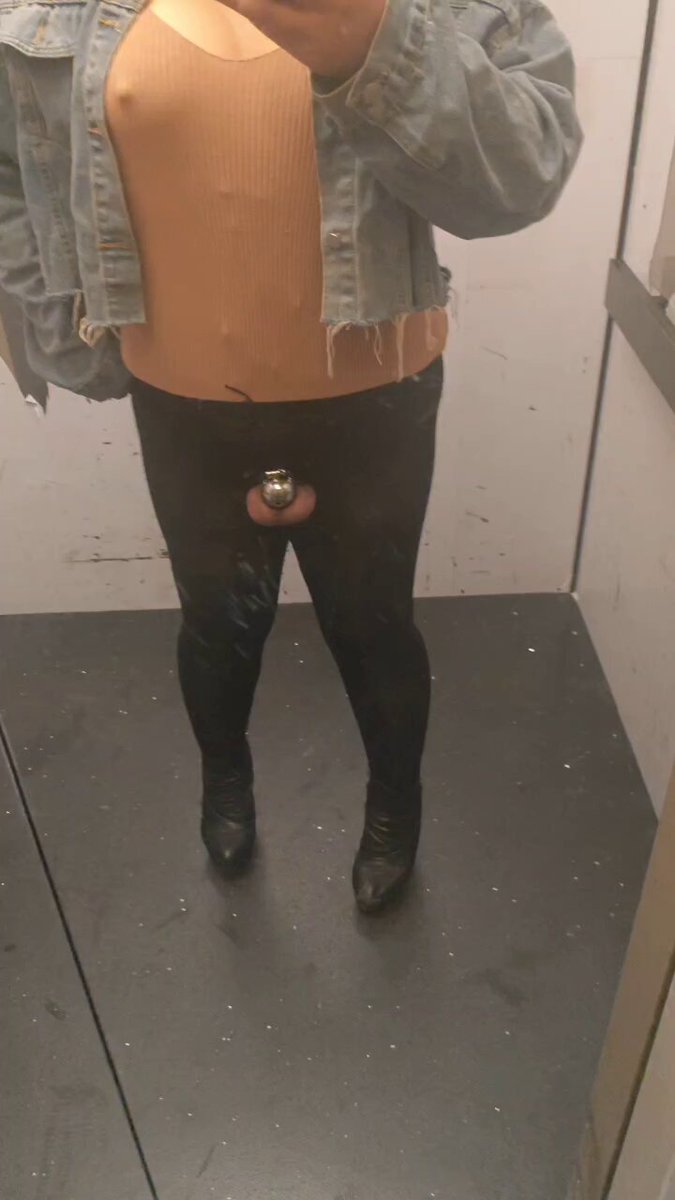 上条视频没怎么拍到自己下半身，估计不怎么刺激，这条视频和上一条的下半身一样，原味黑丝，扫来的恨天高，带锁露在外面直接去扫楼，不过这栋公寓我有阴影，就扫了三层，不过发现一个宝藏点，今天太匆忙，下次仔细的研究一下这个据点，详情看图吧，14厘米脚都要断了 ＃原味 ＃扫楼 ＃露出 ＃贞操锁