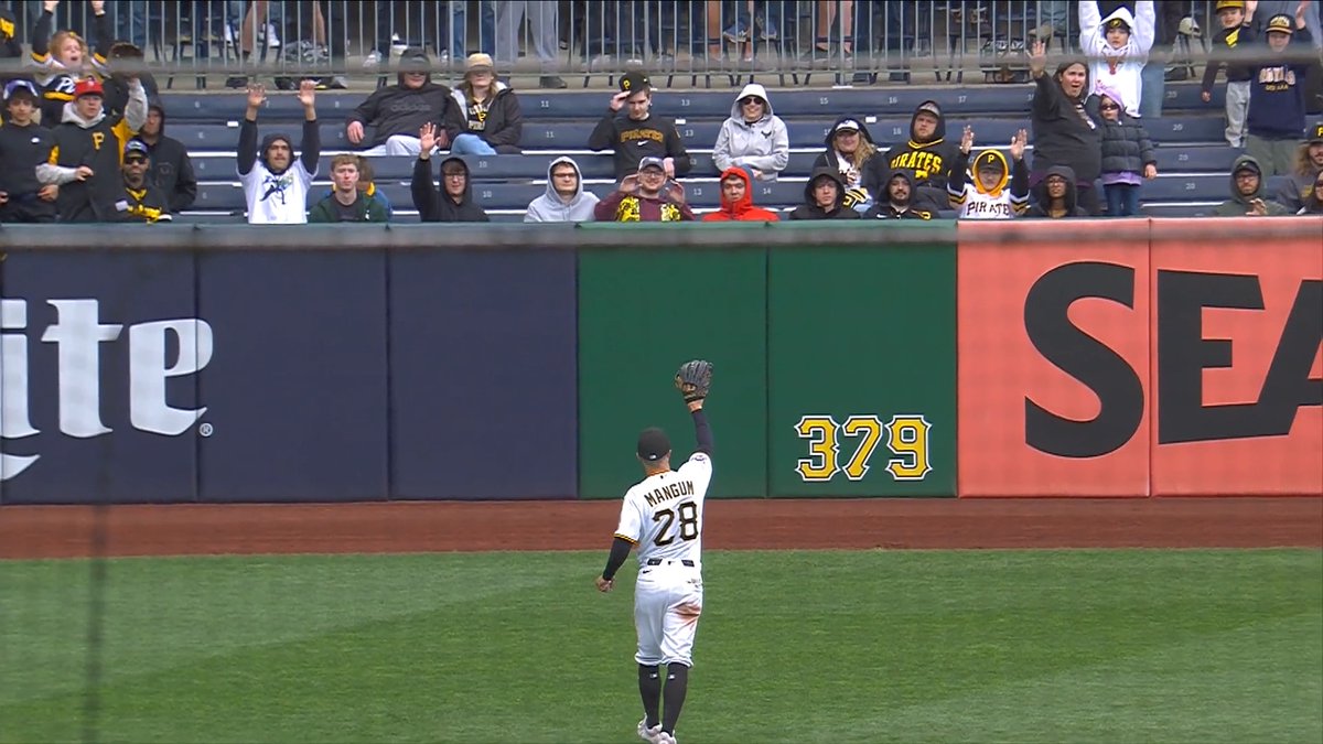 Jake Mangum saw a young fan wearing his jersey and made sure the ball got to her... That reaction 🥹 💛 ⬇️
