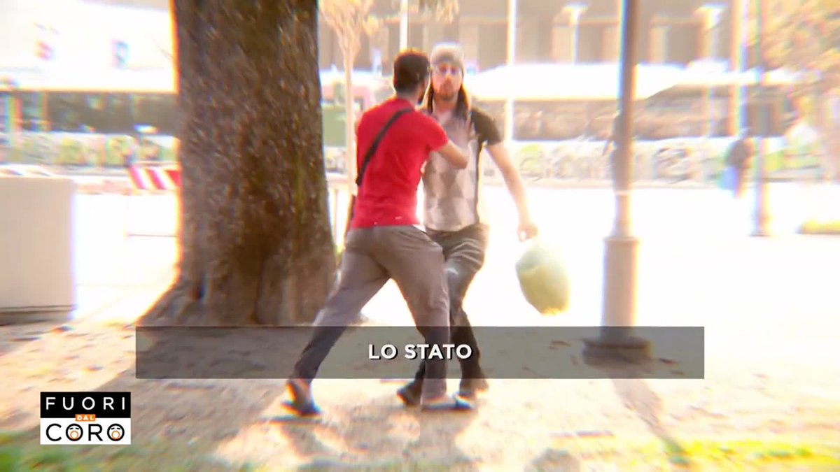 La nostra troupe è stata aggredita a #Trento da un gruppo di immigrati violenti mentre documentavamo la situazione di degrado in città: spray al peperoncino, lanci di bottiglie, sassi, bastonate, pugni e tentativi di rubarci la strumentazione. Servizio di Andrea Grattarola