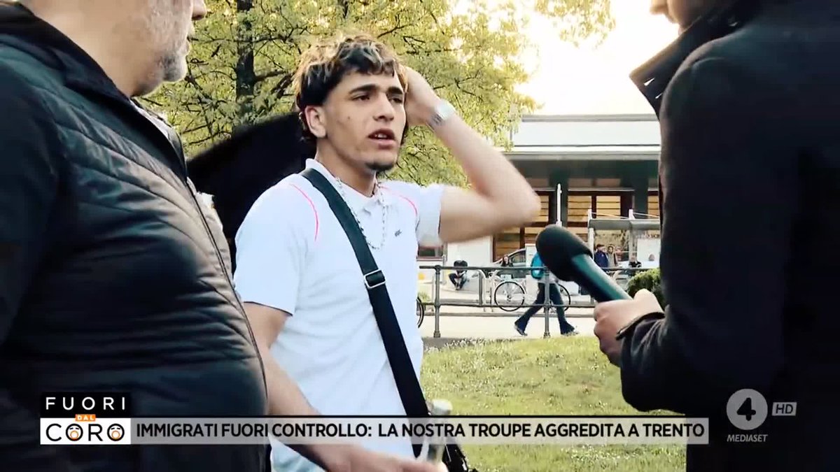 Immigrati fuori controllo nel centro di #Trento: le immagini dell'aggressione ai nostri danni. Il servizio completo di Andrea Grattarola a #Fuoridalcoro è disponibile su Mediaset Infinity