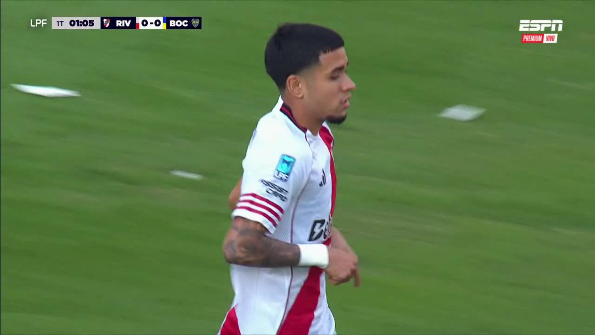 ¡SE MOSTRÓ KENDRY! El 🇪🇨 ecuatoriano se metió entre tres rivales, pero no pudo sacar un centro efectivo. ▶️ Mira nuestros partidos de la 🇦🇷 #LigaProfesional en el Plan Premium de #DisneyPlus