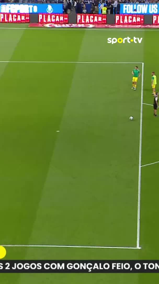I-N-É-D-I-T-O 🤨 Um golo do SL Benfica festejado no Estádio do Dragão por adeptos portistas? Agora já vimos tudo 😅 #sporttvportugal #LIGAnaSPORTTV #ligaportugalbetclic #FCPorto #CDTondela