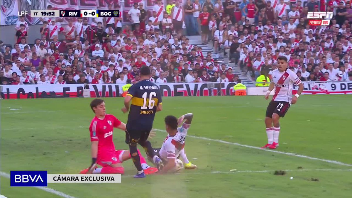 📹Tenemos repetición: la jugada en la que #Merentiel reclamó MANO de Rivero.