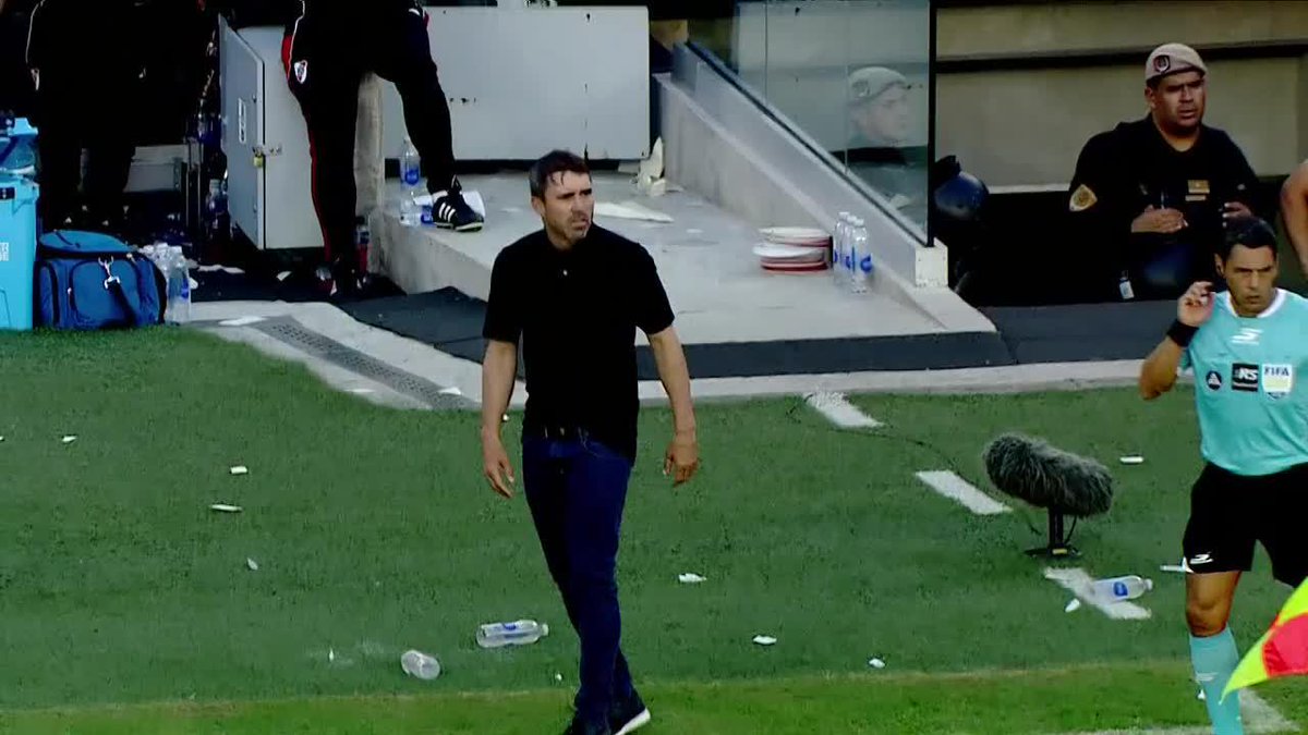 El Chacho Coudet COMO LOCO dándole indicaciones a Maxi Salas en pleno Superclásico.