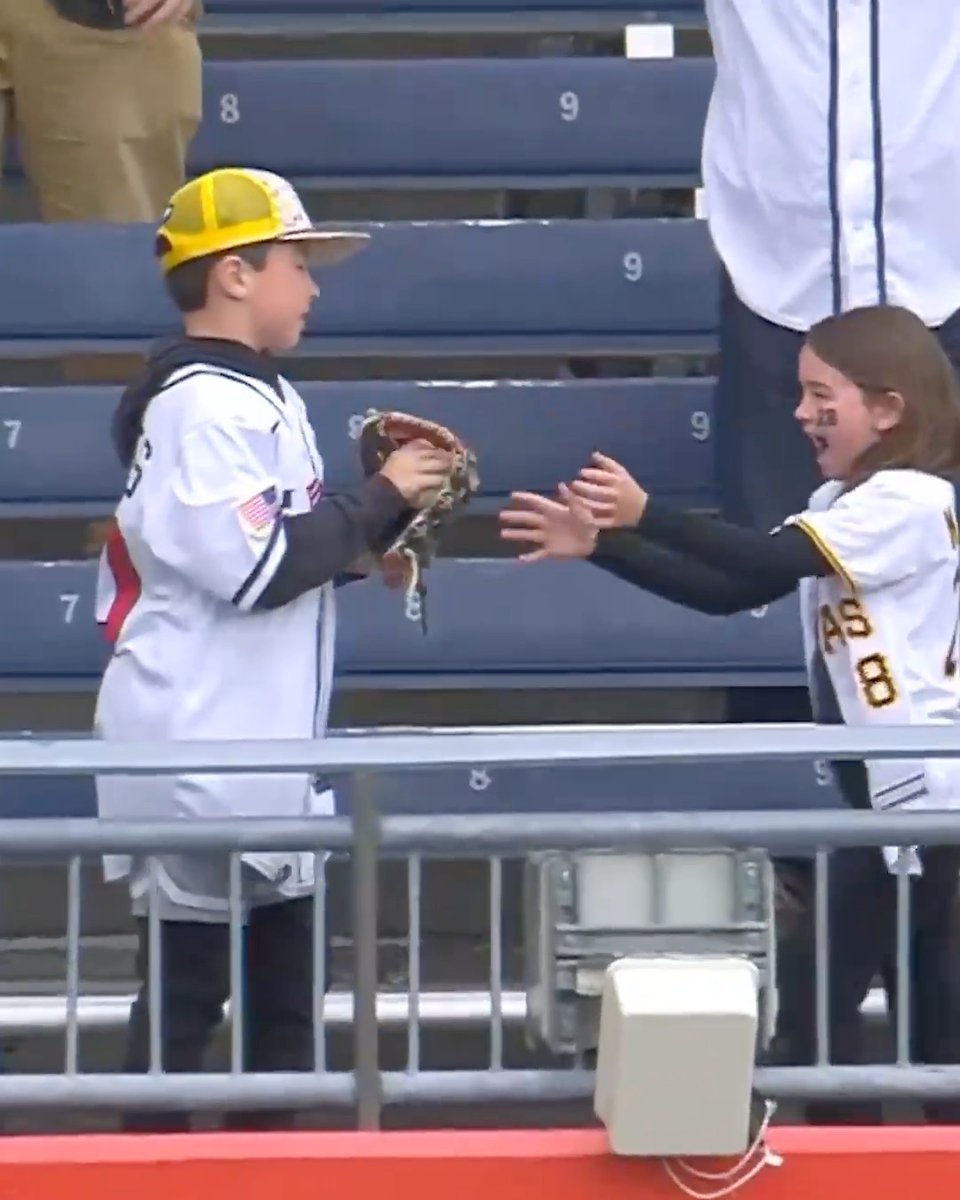El amor de hermanos no tiene comparación 🫂🥹 El niño atrapó la pelota y se la regaló inmediatamente a su hermana ⚾️. Vía: MLB