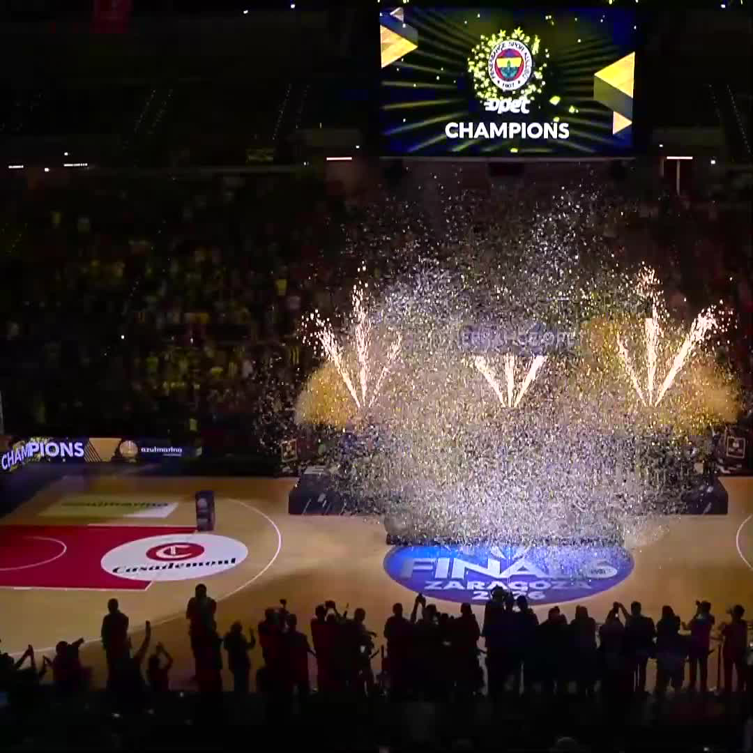 Fenerbahçe Opet, EuroLeague kupasını kaldırdı.