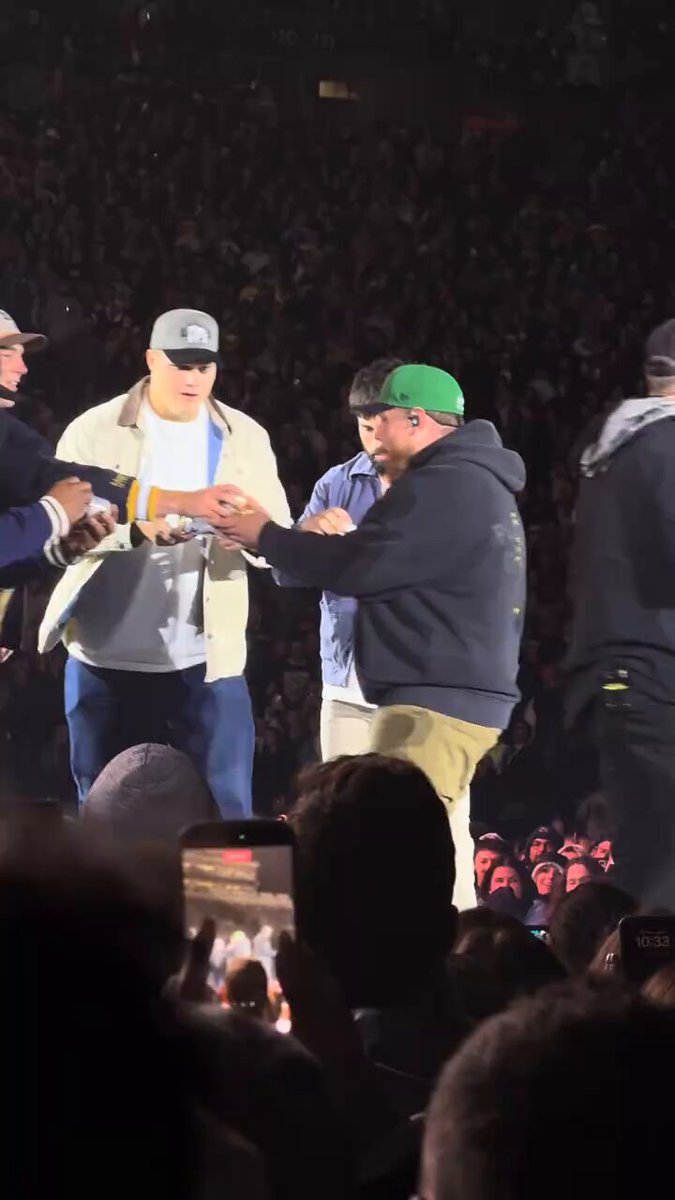 Powerful: Luke Combs, Jerome Bettis, Sam Hartman, and Joe Alt shotgunned beers together on stage at Notre Dame Stadium. Colts star QB Riley Leonard, as a devout Christian, opted out due to his religious beliefs. A role model on and off the field ❤️🙏