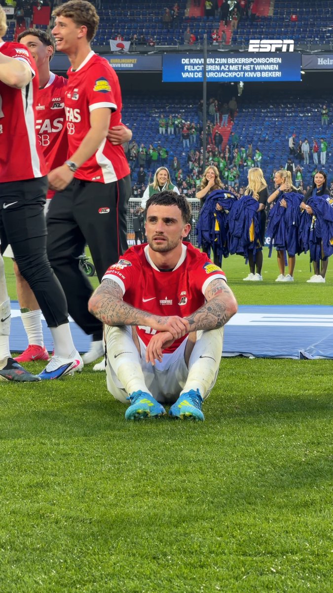 Wholesome content alert 🥹❤️ Troy Parrott taking it all in following AZ Alkmars Dutch Cup final win today 🦜🦜🦜 The Irish hero scored and assisted a goal in the 5-1 win over Nijmegen.