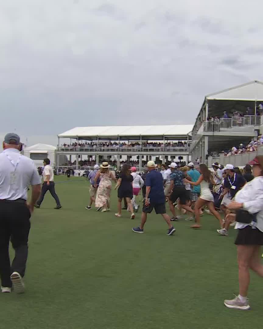 The fans are inside the ropes to watch the finish RBC Heritage! 📺 CBS