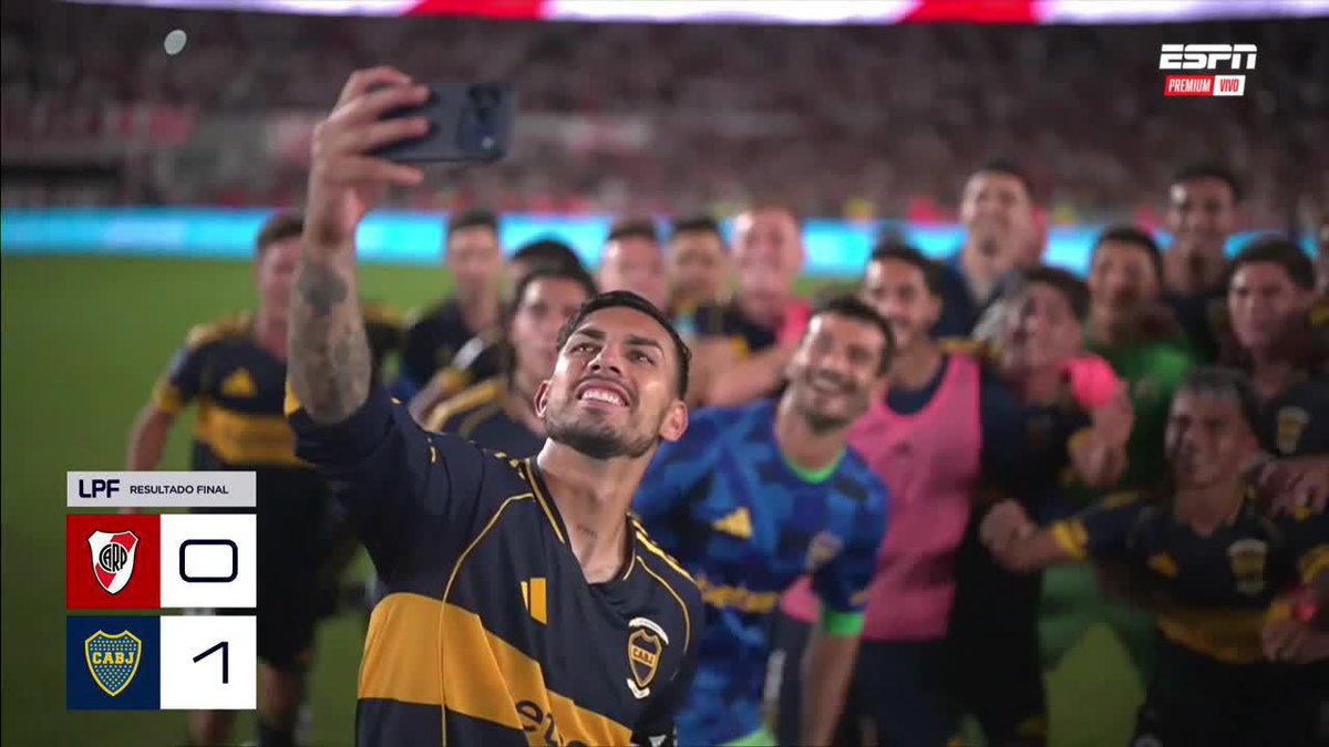 ⚽🔥 ¡BOCA Y UN GOLPE MONUMENTAL! El enorme festejo del plantel Xeneize después de ganarle el superclásico a River. ▶️ ESPN Premium | Suscribite al Pack Fútbol | #TorneoApertura 🇦🇷