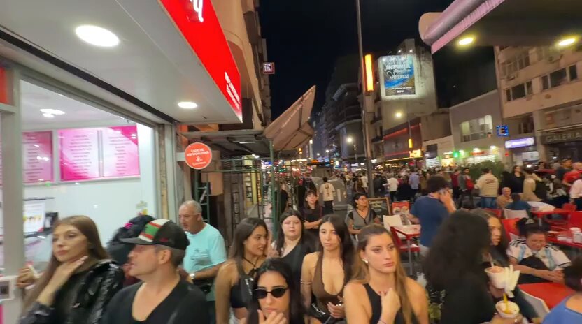 LA NOCHE EN AV. CORRIENTES ARGENTINA VUELA PERIODISTAS Y ECONOCHANTAS MIENTEN