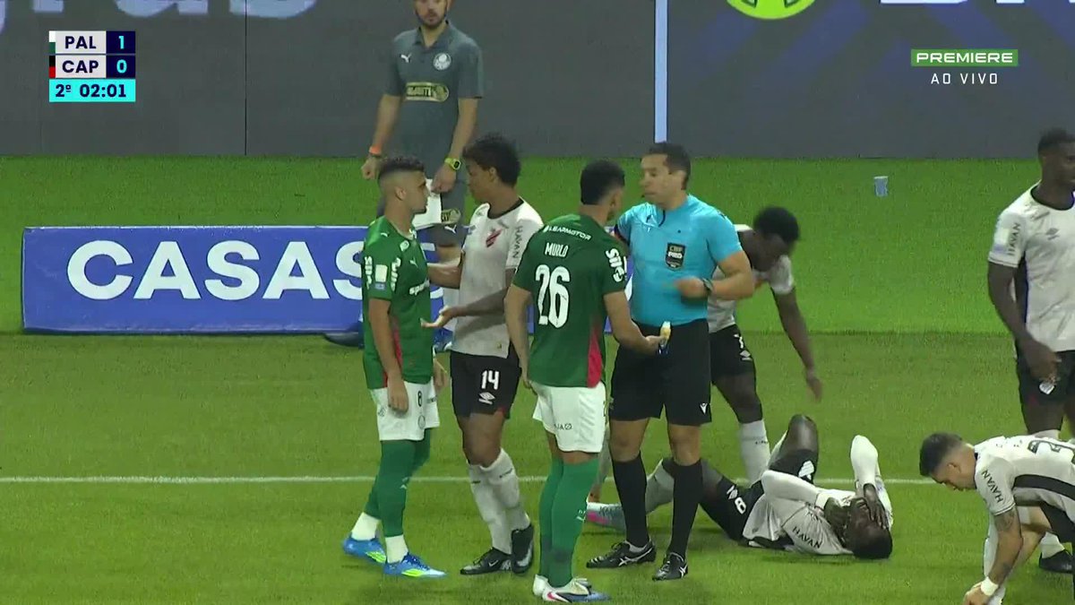O lance da expulsão do Murilo. O zagueiro já tinha amarelo, tomou o segundo e deixou o gramado. Com isso, Flaco López saiu para a entrada do zagueiro Bruno Fuchs.