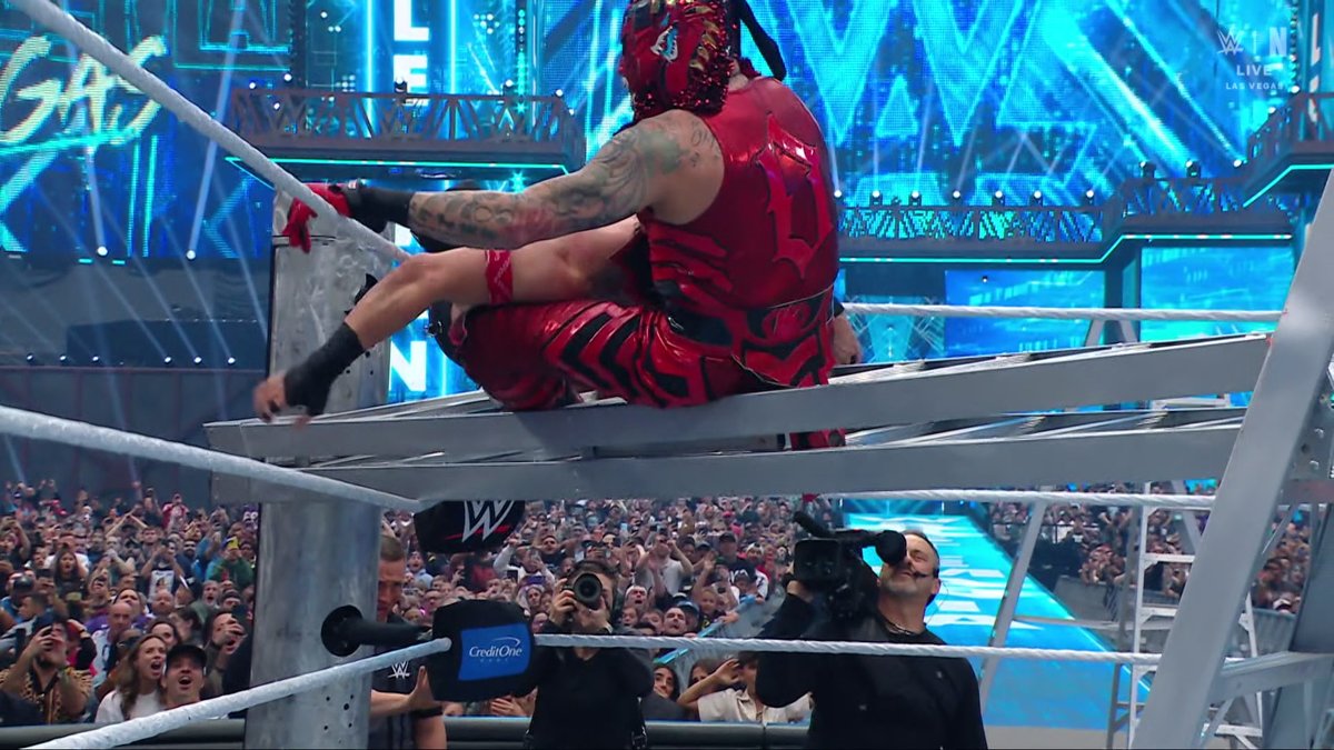 MEXICAN DESTROYER HEAD FIRST INTO A STEEL LADDER. This was CRAZY from Penta 😳 #WrestleMania