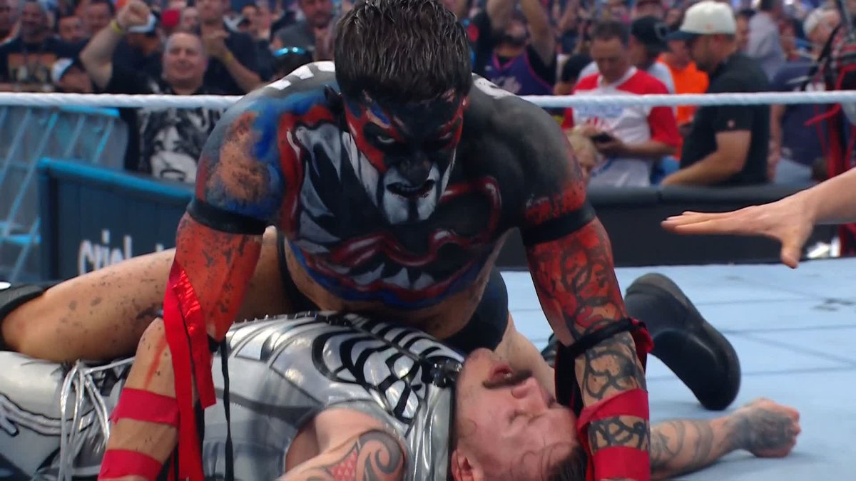 El Demonio Finn Bálor se lleva la victoria sobre Rey Mysterio 👹 #WrestleMania
