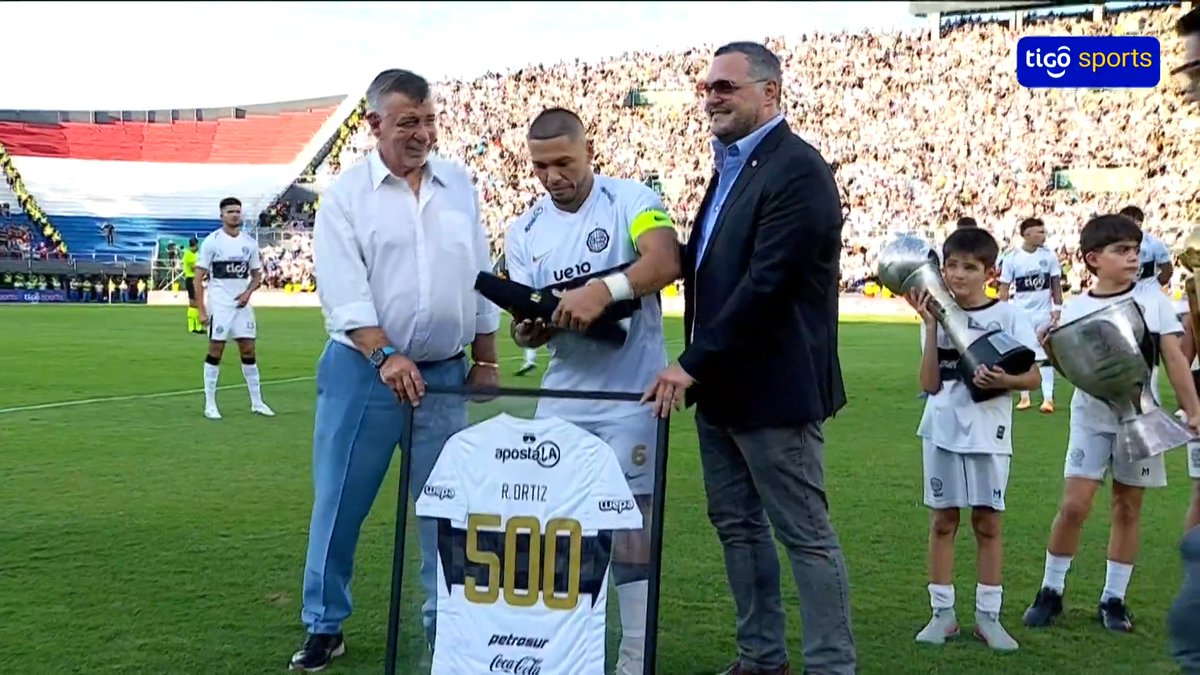 Imagínate tener en tu palmarés la cantidad suficiente de copas como para que un jugador de CADA CATEGORÍA del club pueda portar una en tu homenaje. Richard Ortiz. GRANDEZA.