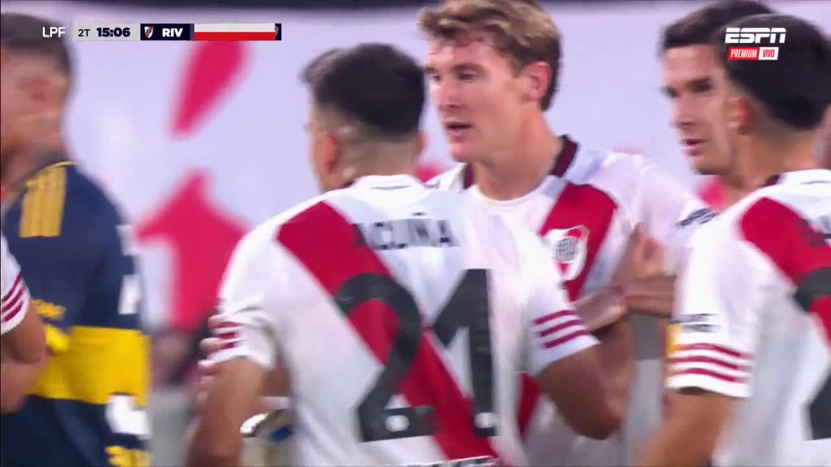 Hoy Acuña jugó para nosotros, defendió la camiseta de River. Mientras otros se hacían los guapos con un pibe que jugaba su primer superclásico, el Huevo fue el único que salió a bancarlo. Con vos a la guerra, Acuña.